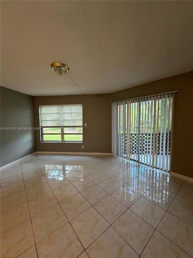 Photo - 3100 Riverside Dr Unidad 104