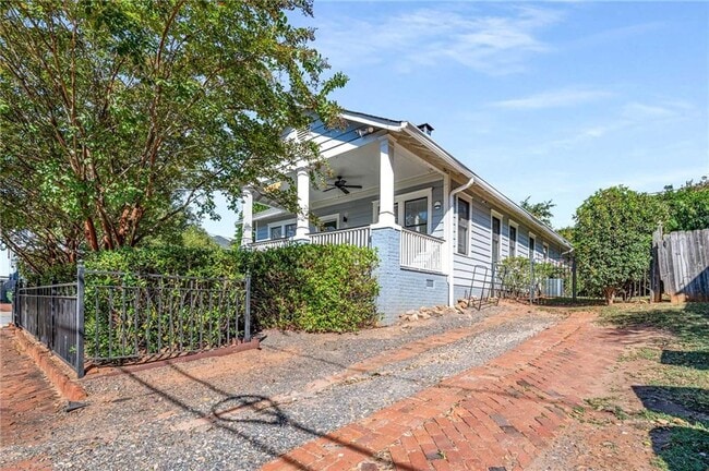 Photo - 288 Augusta Ave SE