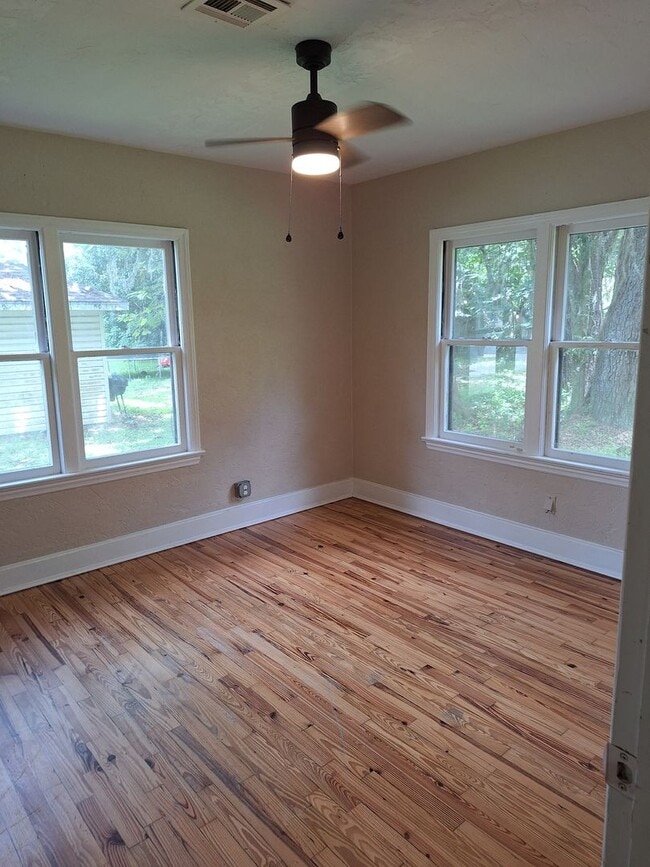 Photo - To schedule a Showing or Submit an Applica... Unidad 2533