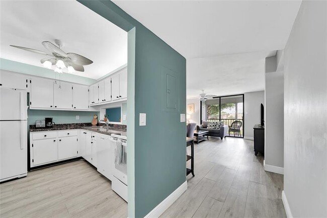 Photo - 5250 Las Verdes Cir Unit 212