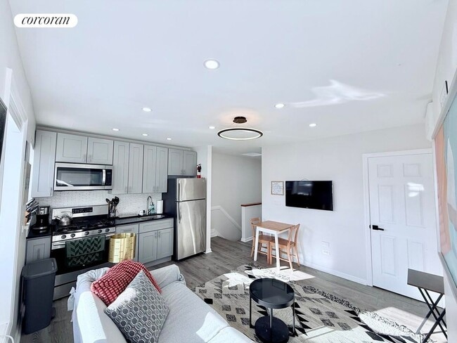 Photo - 716 Hancock St