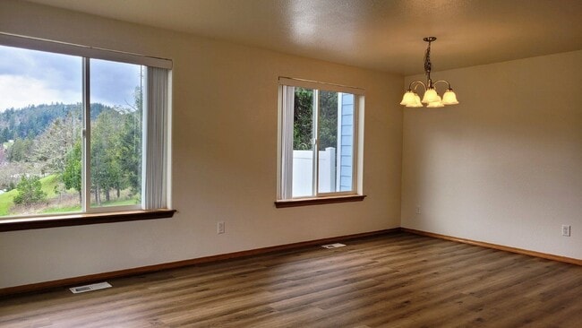 Photo - 450 Maylea Pl