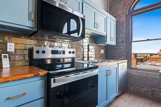320 W Walnut St
