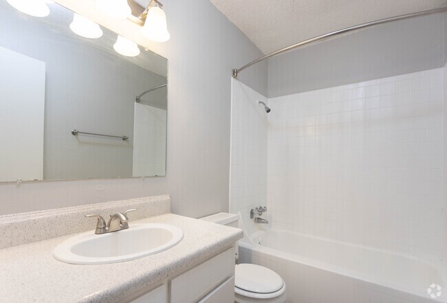 2BR, 1.5BA - 825 SF