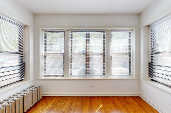 Sala de estar soleada - 5350-5358 S. Maryland Avenue