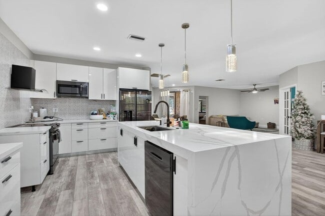 Photo - 11910 Glenmore Dr