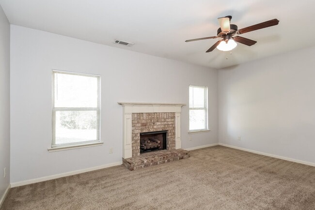 Photo - 766 Helm Ln NW