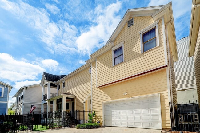 Building Photo - 1126 W 17th St