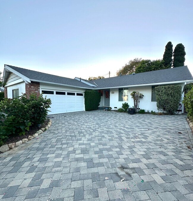 Building Photo - Beautifully updated 4 bedroom home in Gole...