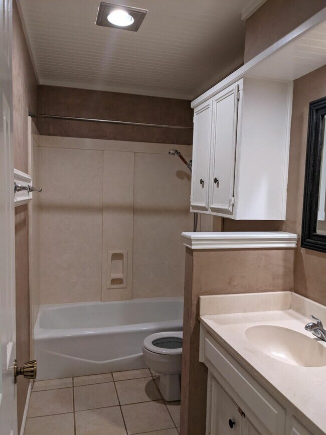 Hallway bath - 5811 Emory St