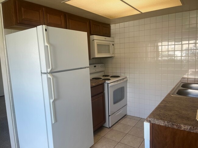 Kitche - 9530 Hyde Park Dr Unit Apt. B
