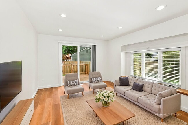 **FULLY REMODELED SAMMAMISH HOME WITH HUGE FENCED YARD!** AVAILABLE NOW FOR RENT!!!
