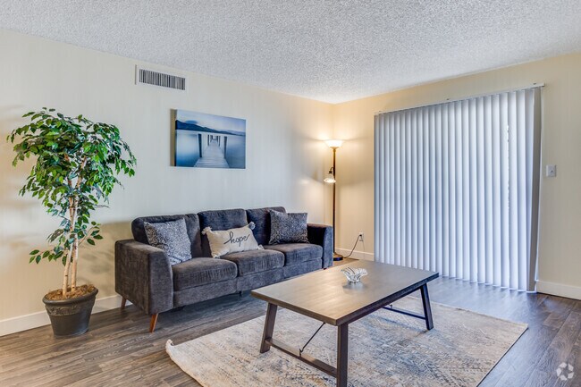 2BR, 2BA - 1,043SF