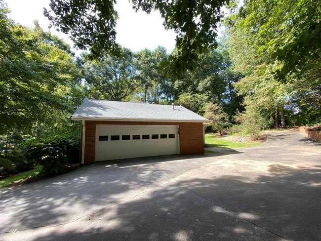 Photo - 3/2 convenient to Uptown Shelby, NC as well as the new 74 Bypass