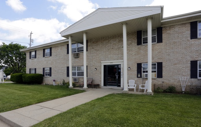 Colonial Manor Apartments