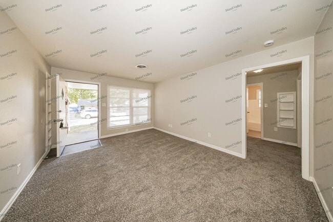 Photo - 302 E Coe Dr