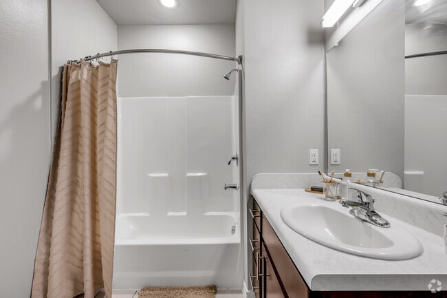 2 habitaciones, 2 baños, 935 pies cuadrados, baño principal