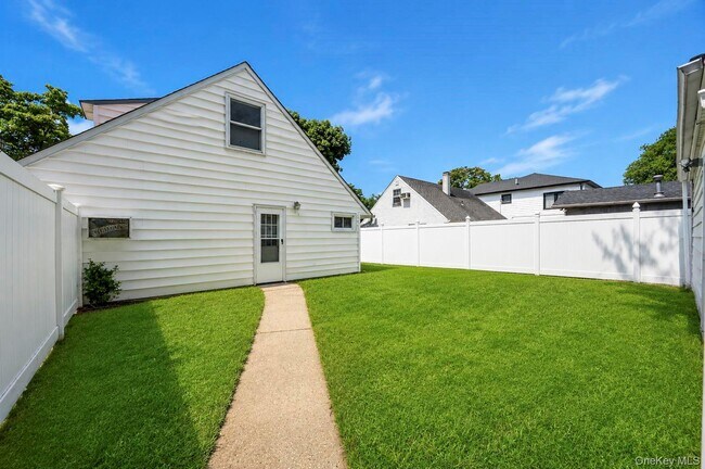 3173 Roxbury Ln
