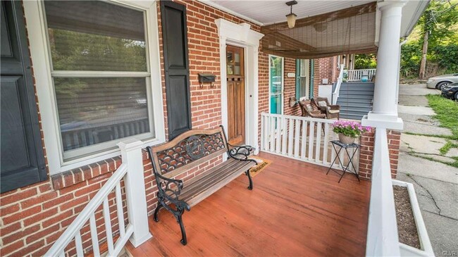 covered front porch - 908 Porter St Townhome