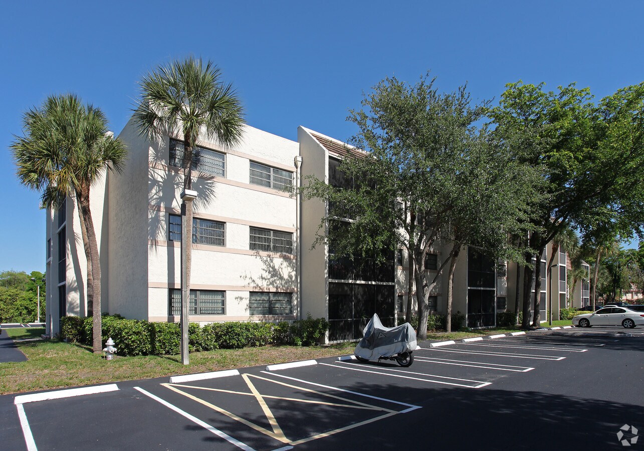 Photo - Palm Crest Apartments
