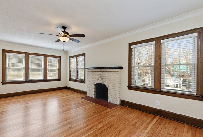 124 S Chicago Ave