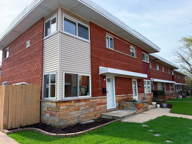 Building Photo - 140 E Northwest Hwy Unit I