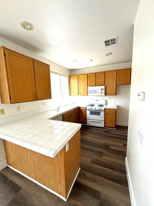 Photo - Beautiful 3 Bedrooms, 2.5 Baths Single Family Home with Golf Course Views For Lease