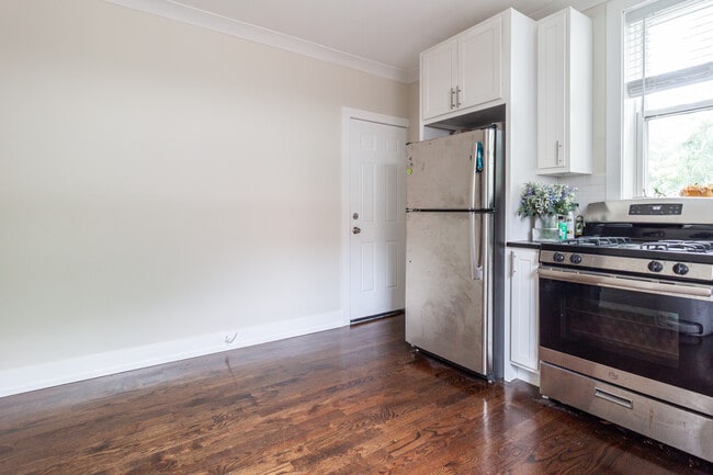 Photo - 655 W Roscoe St