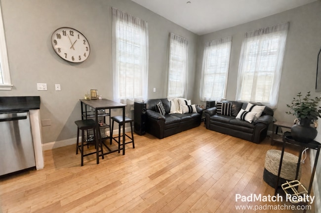 Photo - 195 W 3rd St