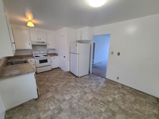 Building Photo - Garage & In-Unit Laundry! 3 Bedroom Apartm... Unit C Rental