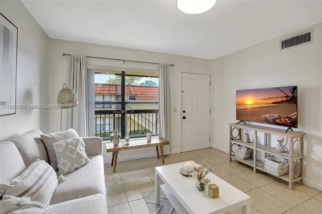 Building Photo - 561 NW 100th Pl Unit 201