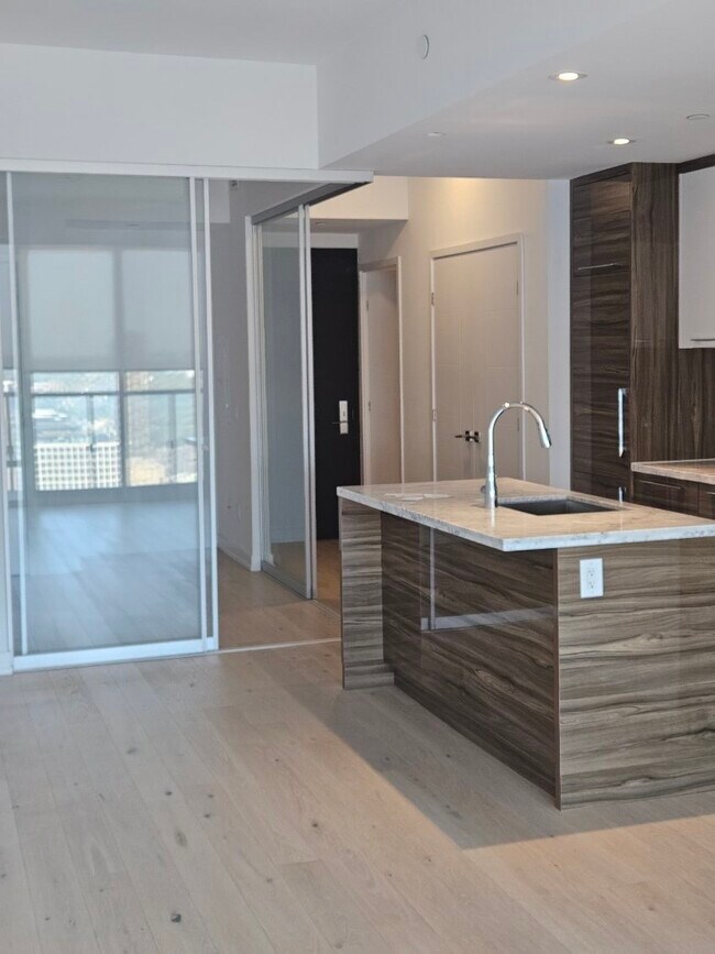 Building Photo - 488 University Ave Unit 3505