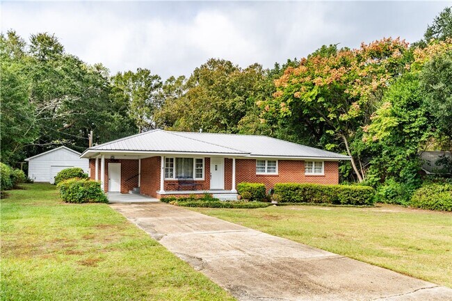 3 Bedroom Home in Convenient Location - 3 Bedroom Home in Convenient Location