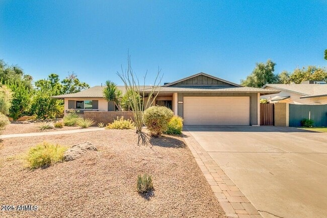 Building Photo - 831 E Stephens Dr