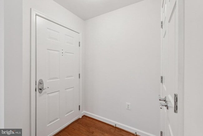 Building Photo - 4149 S Four Mile Run Dr Unit 304