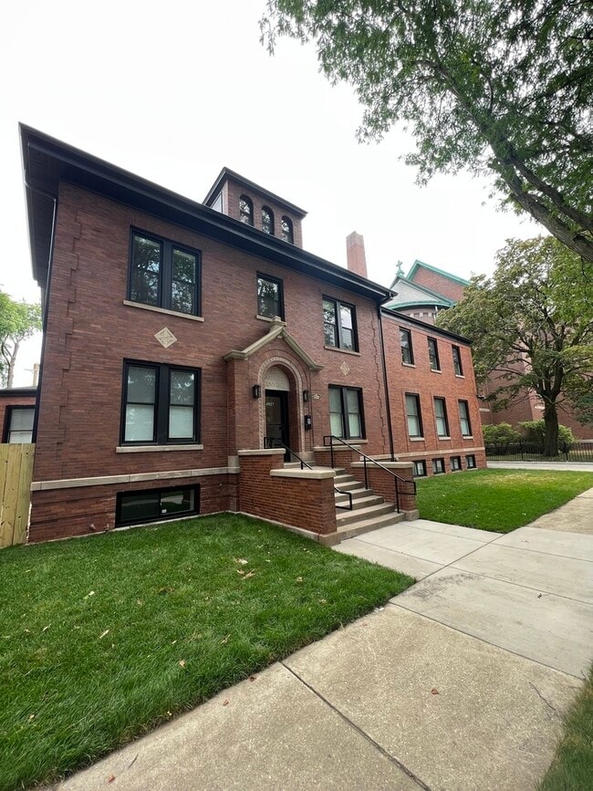 Building Photo - 4927 N Claremont Ave Unit 303 Rental