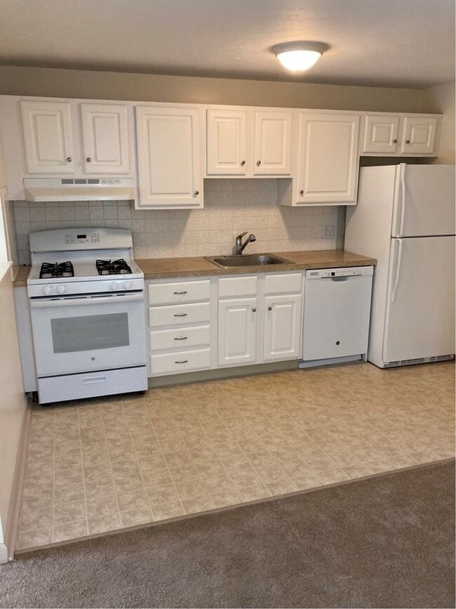 Photo - Lakeshore Estates - Newly Remodeled studios, 1, 2 and 3 br Apartment Homes