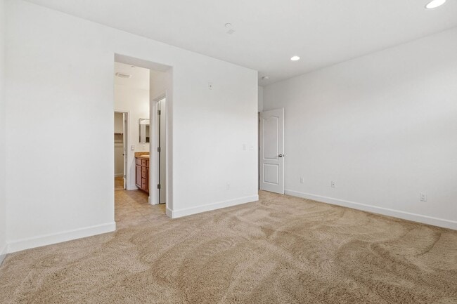 Photo - ELEGANTLY APPOINTED TOWNHOME IN TOSCANA PRIVATE & SECURE | NEAR GREENBELT!