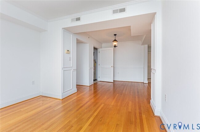 24 W Lock Ln