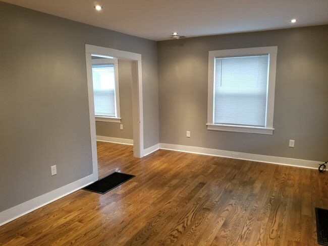Photo - 455 W High St