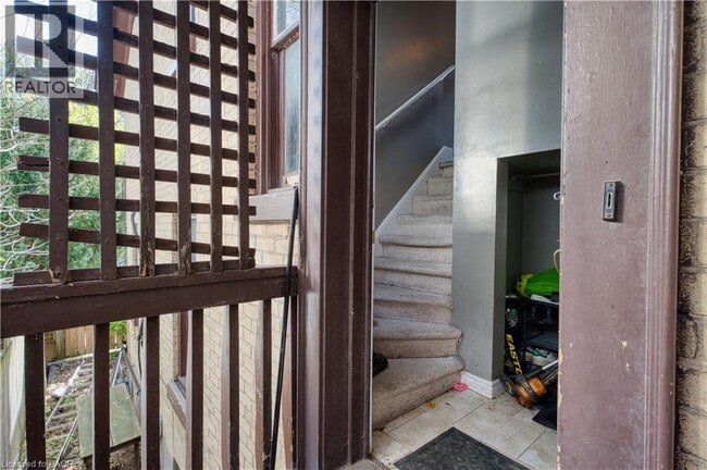 Photo - 93 Wharncliffe Rd N