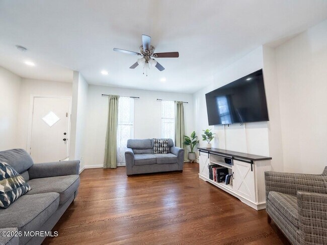 1047 Jaques Ave