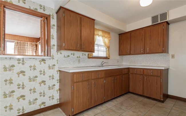 Photo - 418 E 274th St