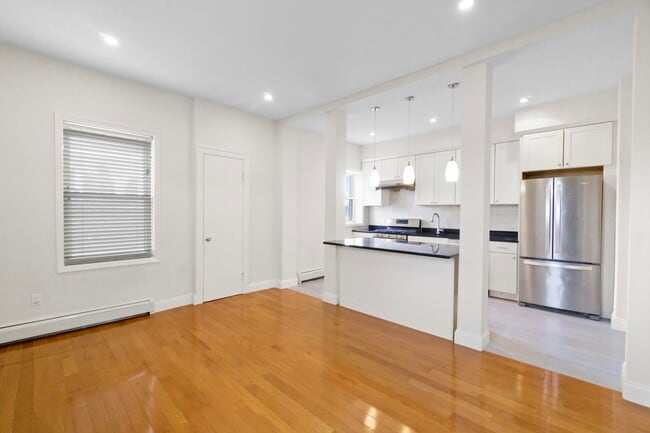 Building Photo - 580-582-582 Gregory Ave Unit 1