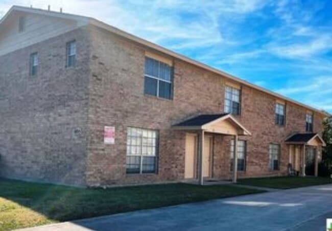 Building Photo - 1805 Cedarhill Dr Rental