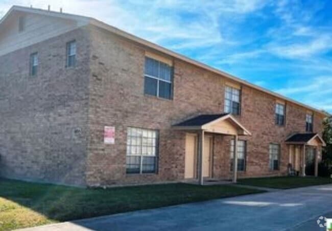 Building Photo - 1805 Cedarhill Dr Rental