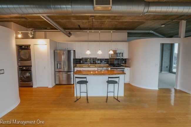 Photo - Downtown ROYAL OAK LIVING - 2 bed/2 bath - A CORNER WITH A VIEW! Unidad 507