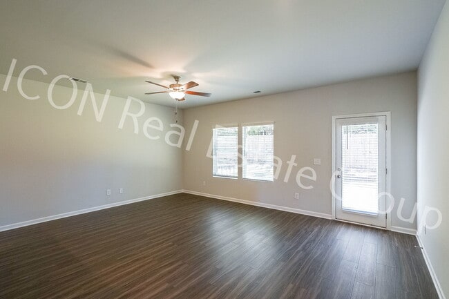 Photo - Beautiful 3-Bedroom Townhome with Modern Finishes & Prime Location!