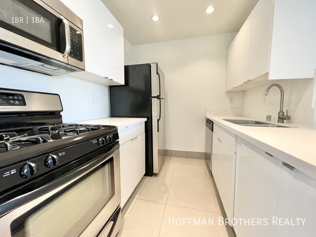 Building Photo - 8813 Burton Way Rental