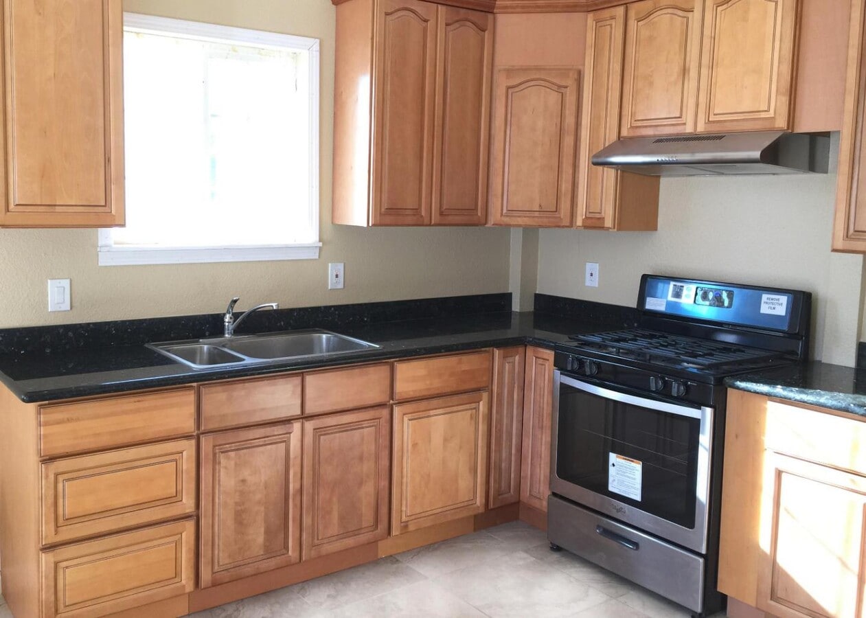 Photo - 425 McCreery Ave